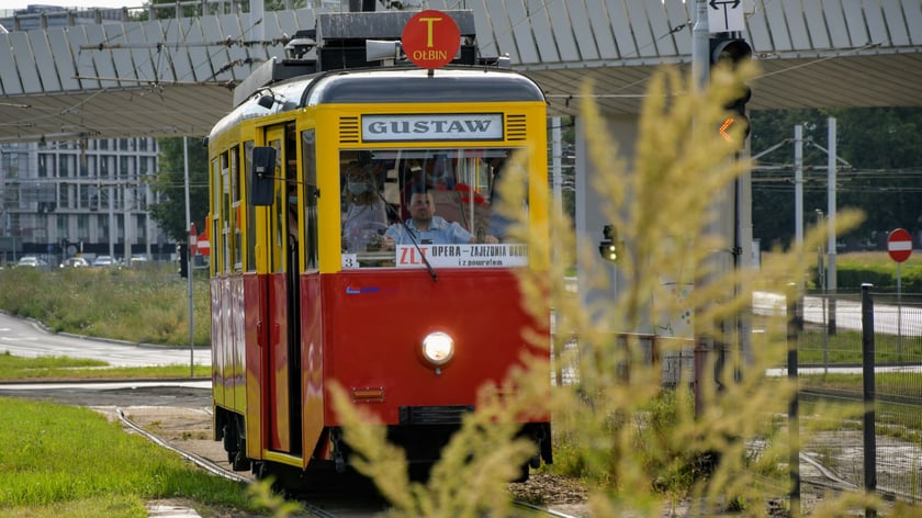Zabytkowe wozy są gotowe do startu Wrocławskich Linii Turystycznych.