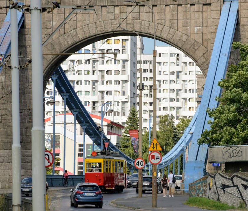 Zabytkowe wozy są gotowe do startu Wrocławskich Linii Turystycznych.
