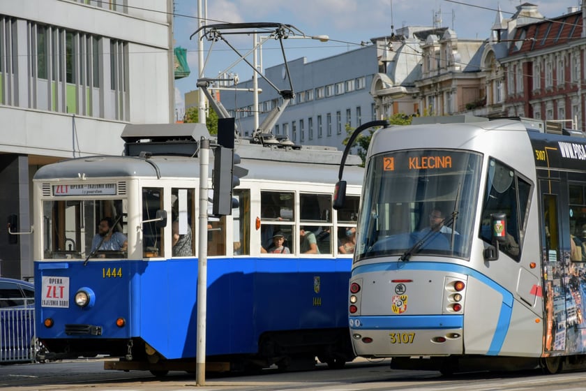 Zabytkowe wozy są gotowe do startu Wrocławskich Linii Turystycznych.