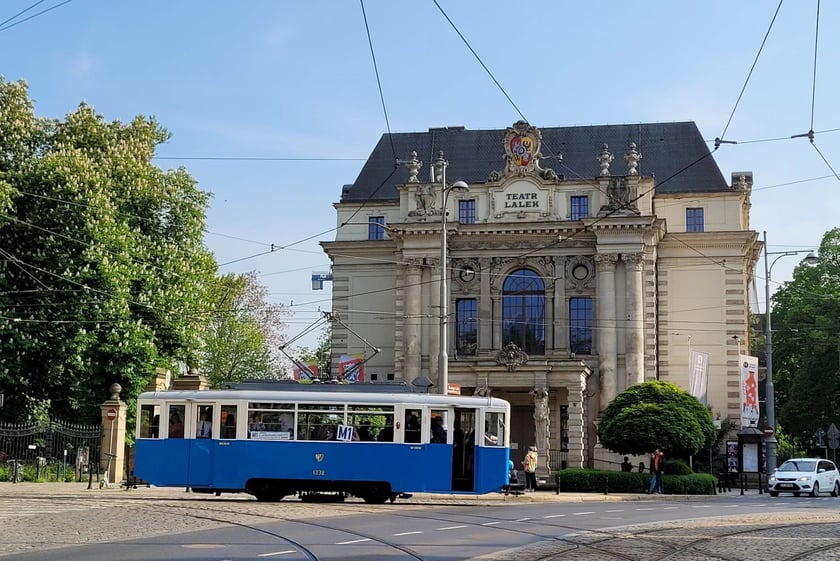 Zabytkowe wozy są gotowe do startu Wrocławskich Linii Turystycznych.