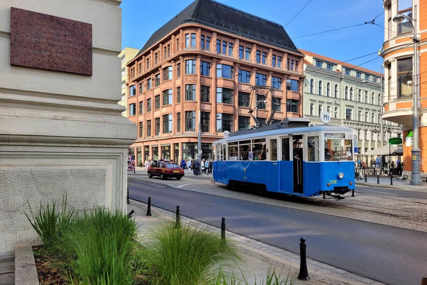 Zabytkowe wozy są gotowe do startu Wrocławskich Linii Turystycznych.