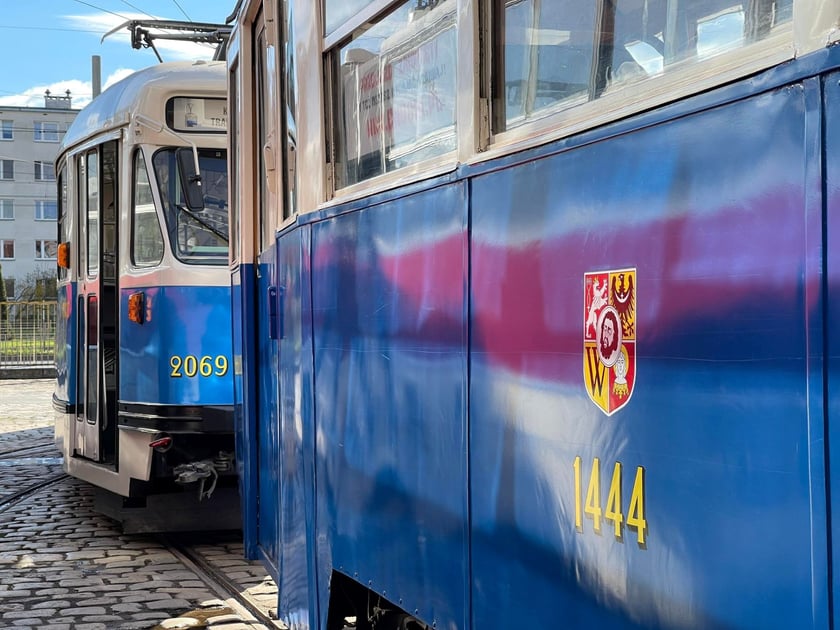 Zabytkowe wozy są gotowe do startu Wrocławskich Linii Turystycznych.