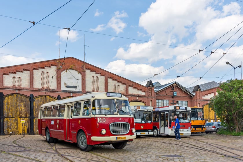 Zabytkowe wozy są gotowe do startu Wrocławskich Linii Turystycznych.