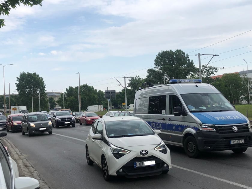 Na placu Społecznym tworzą się duże korki. Zobacz co się stało.