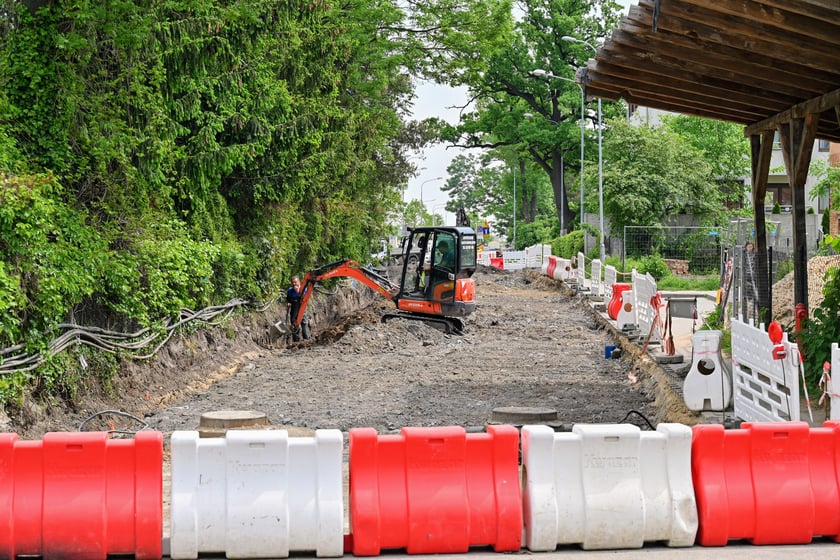 Od strony ul. Pawiej ul. Asfaltową remontuje Zarząd Dróg i Utrzymania Miasta.