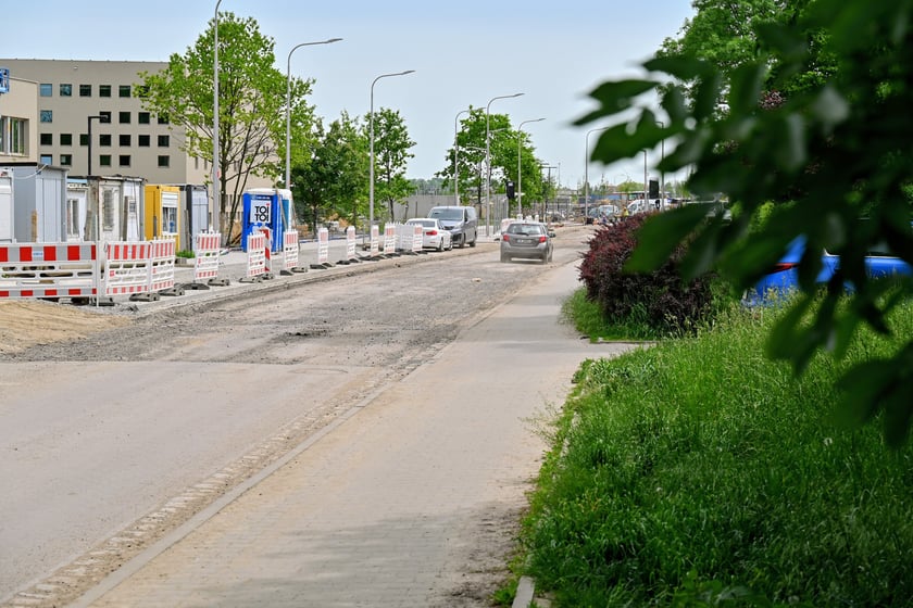 Od ronda na wysokości ul. Smardzowskiej ul. Asfaltowej brakuje jeszcze asfaltu. Na ul. Lutosławskiego do ul. Buforowej pozostały tylko prace wykończeniowe.