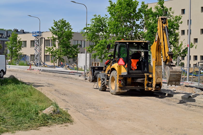 Od ronda na wysokości ul. Smardzowskiej ul. Asfaltowej brakuje jeszcze asfaltu. Na ul. Lutosławskiego do ul. Buforowej pozostały tylko prace wykończeniowe.