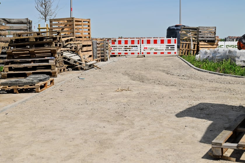 Od ronda na wysokości ul. Smardzowskiej ul. Asfaltowej brakuje jeszcze asfaltu. Na ul. Lutosławskiego do ul. Buforowej pozostały tylko prace wykończeniowe.