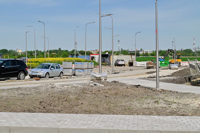 Od ronda na wysokości ul. Smardzowskiej ul. Asfaltowej brakuje jeszcze asfaltu. Na ul. Lutosławskiego do ul. Buforowej pozostały tylko prace wykończeniowe.