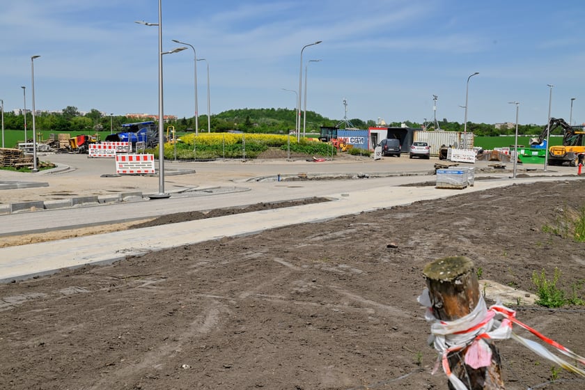 Od ronda na wysokości ul. Smardzowskiej ul. Asfaltowej brakuje jeszcze asfaltu. Na ul. Lutosławskiego do ul. Buforowej pozostały tylko prace wykończeniowe.