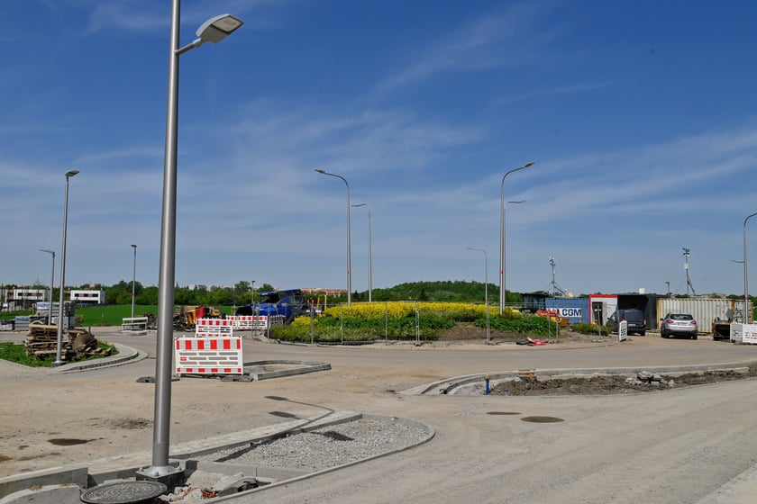 Od ronda na wysokości ul. Smardzowskiej ul. Asfaltowej brakuje jeszcze asfaltu. Na ul. Lutosławskiego do ul. Buforowej pozostały tylko prace wykończeniowe.