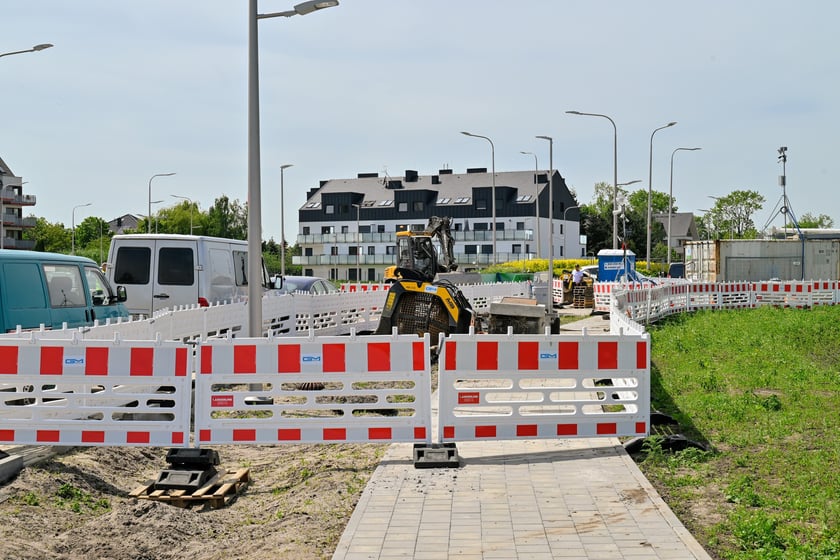 Od ronda na wysokości ul. Smardzowskiej ul. Asfaltowej brakuje jeszcze asfaltu. Na ul. Lutosławskiego do ul. Buforowej pozostały tylko prace wykończeniowe.