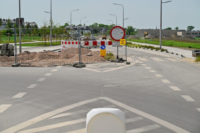 Od ronda na wysokości ul. Smardzowskiej ul. Asfaltowej brakuje jeszcze asfaltu. Na ul. Lutosławskiego do ul. Buforowej pozostały tylko prace wykończeniowe.