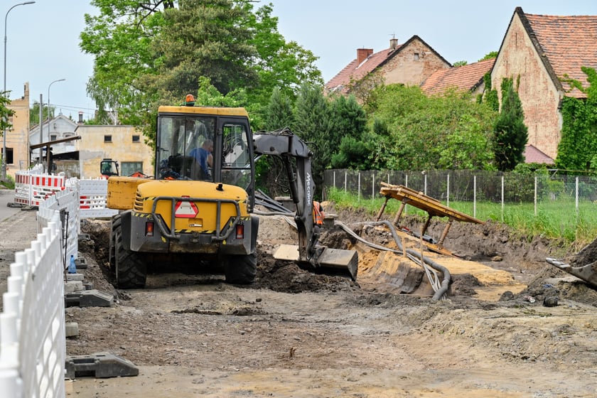 Od strony ul. Pawiej ul. Asfaltową remontuje Zarząd Dróg i Utrzymania Miasta.