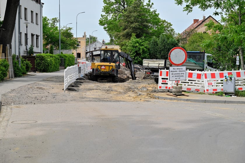 Od strony ul. Pawiej ul. Asfaltową remontuje Zarząd Dróg i Utrzymania Miasta.