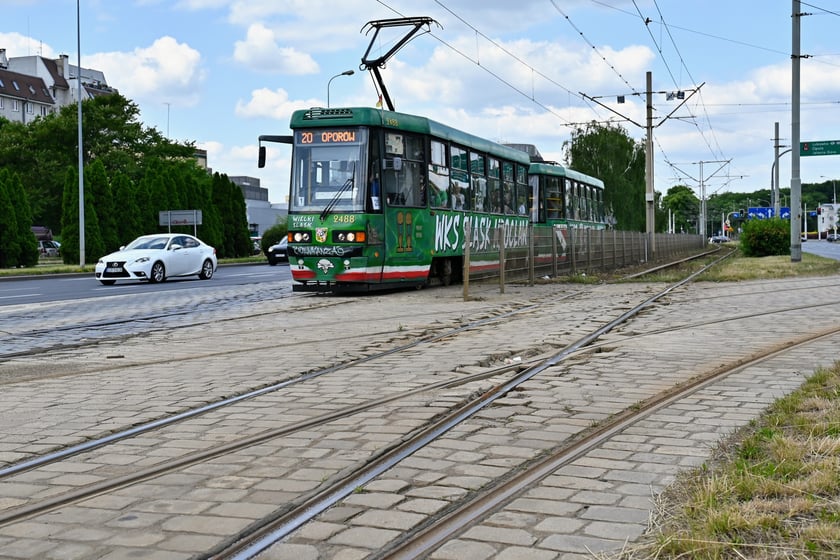 Remont ul. Legnickiej to trzy zadania. Na zdjęciu rozjazdy prowadzące do starej zajezdni Popowice, które będą wymieniane.