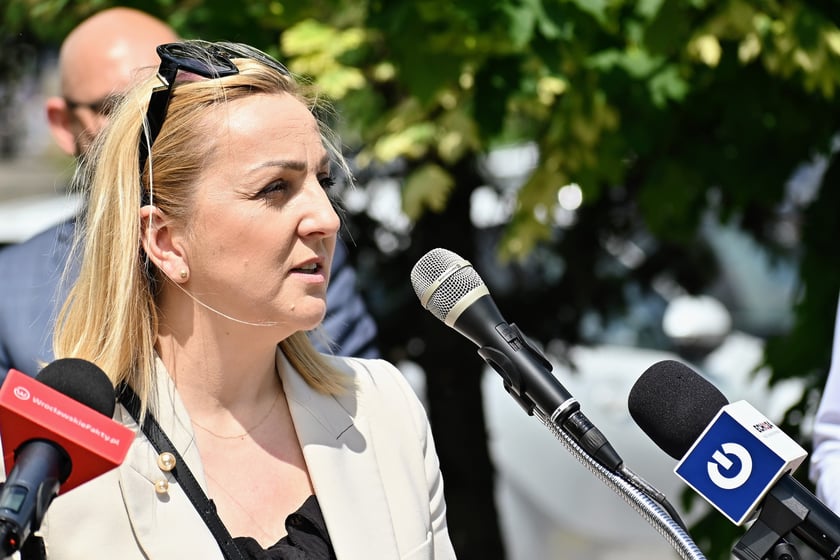 - Kursować będzie zastępcza linia ustobusowa nr 733, jednak polecam korzystać z tramwajowej komunikacji, kt&oacute;ra kursować będzie objazdem przez ulicę Popowicką - m&oacute;wi Paulina Tyniec-Piszcz z Wydziału Transportu.