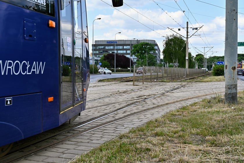 Remont ul. Legnickiej to trzy zadania. Na zdjęciu rozjazdy prowadzące do starej zajezdni Popowice, które będą wymieniane.