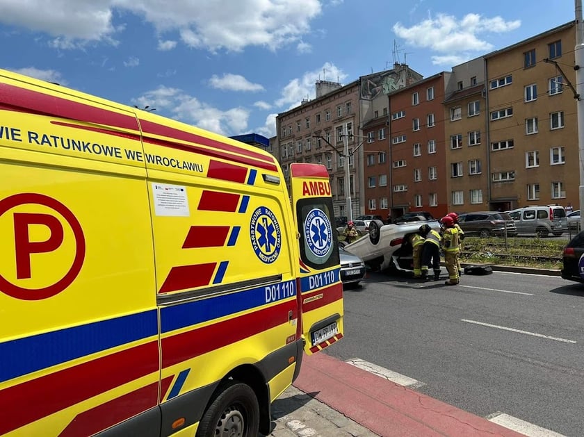 Mercedes dachował na Kazimierza Wielkiego