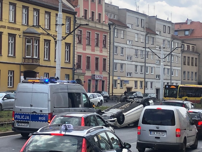 Mercedes dachował na Kazimierza Wielkiego