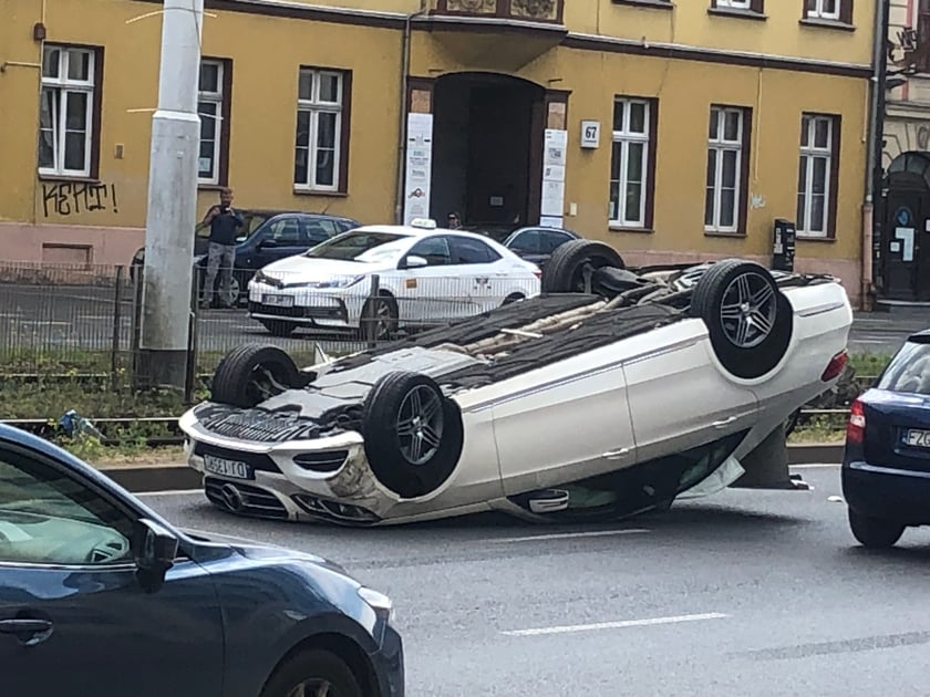 Mercedes dachował na Kazimierza Wielkiego