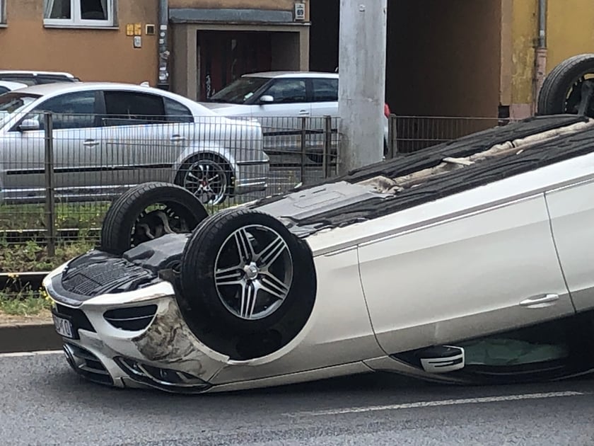Mercedes dachował na Kazimierza Wielkiego