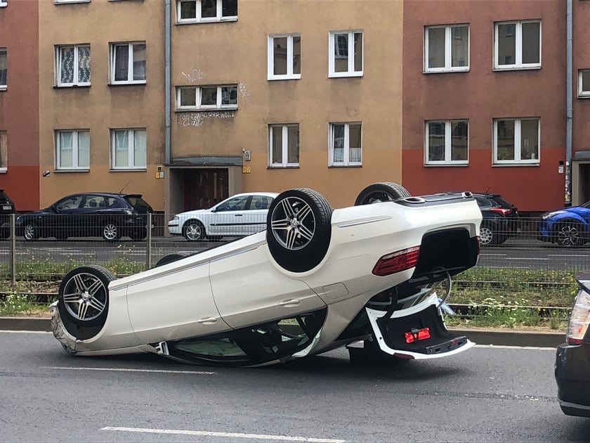 Mercedes dachował na Kazimierza Wielkiego