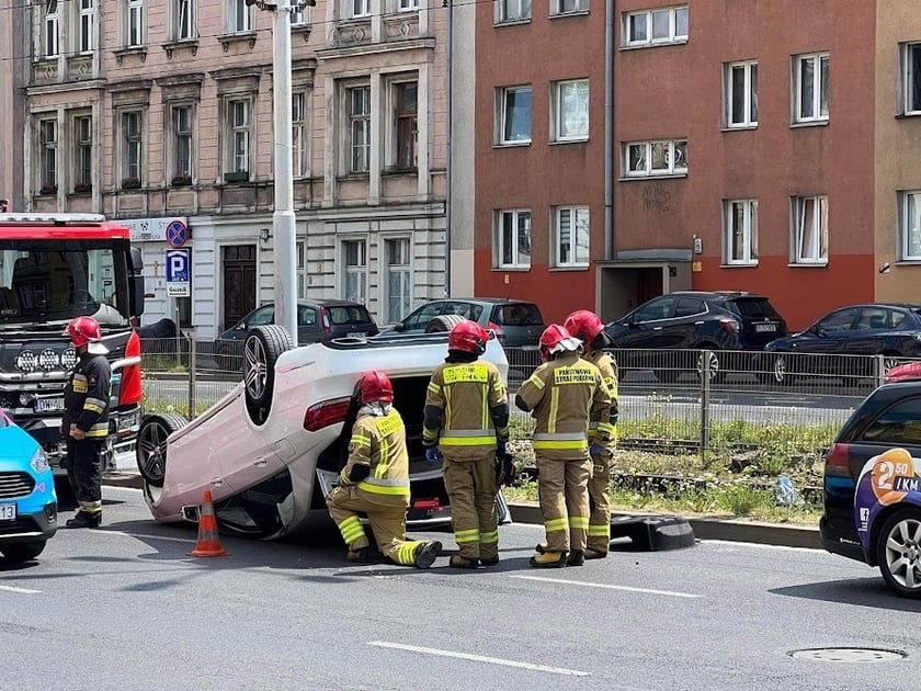 Mercedes dachował na Kazimierza Wielkiego