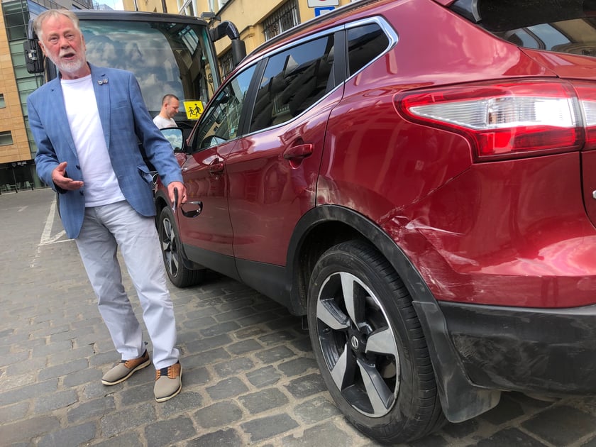 Mercedes dachował na Kazimierza Wielkiego