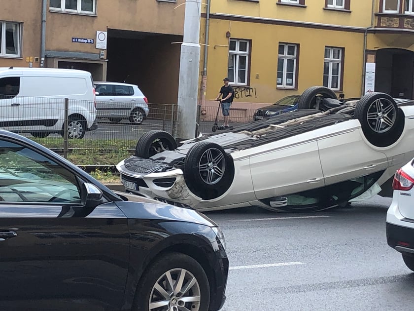 Mercedes dachował na Kazimierza Wielkiego