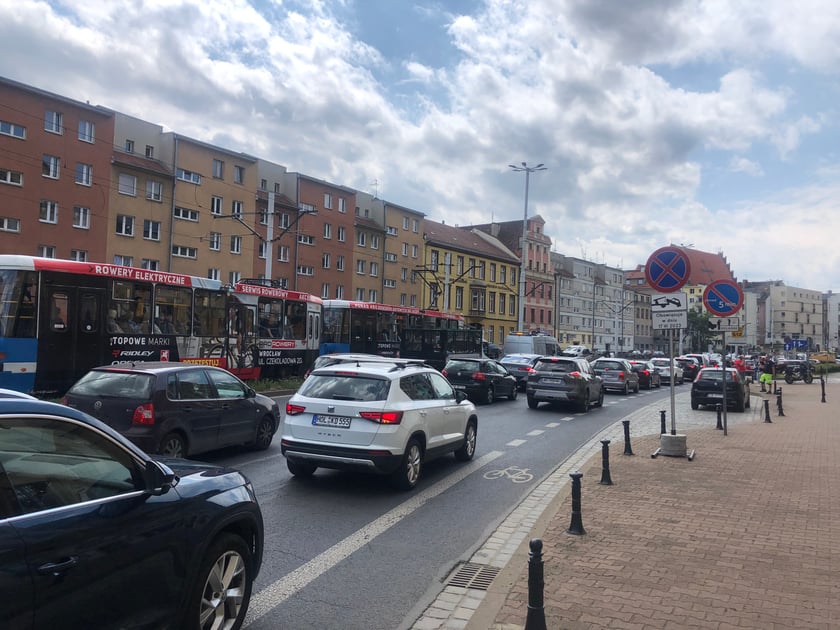 Mercedes dachował na Kazimierza Wielkiego
