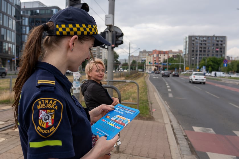 Strażnicy miejscy starali się dotrzeć z ulotkami przede wszystkim do pasażerów korzystających z komunikacji miejskiej w obrębie ulicy Legnickiej.