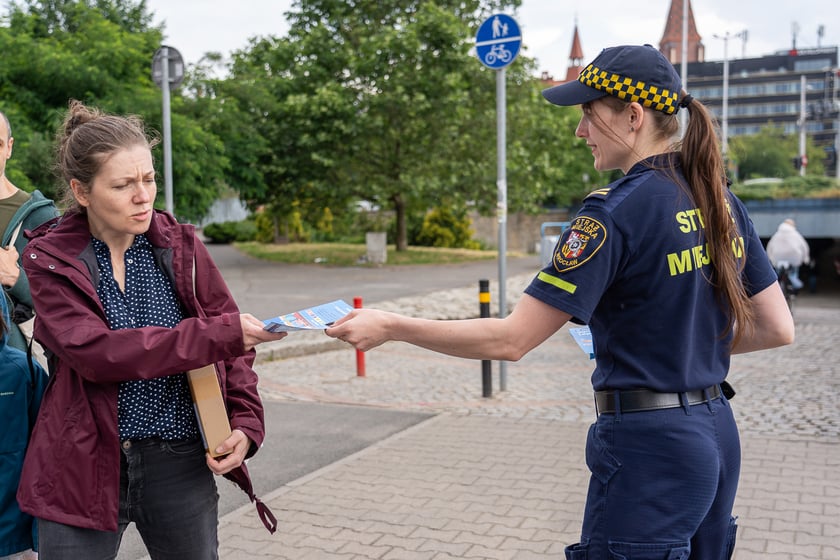 Strażnicy miejscy starali się dotrzeć z ulotkami przede wszystkim do pasażerów korzystających z komunikacji miejskiej w obrębie ulicy Legnickiej.