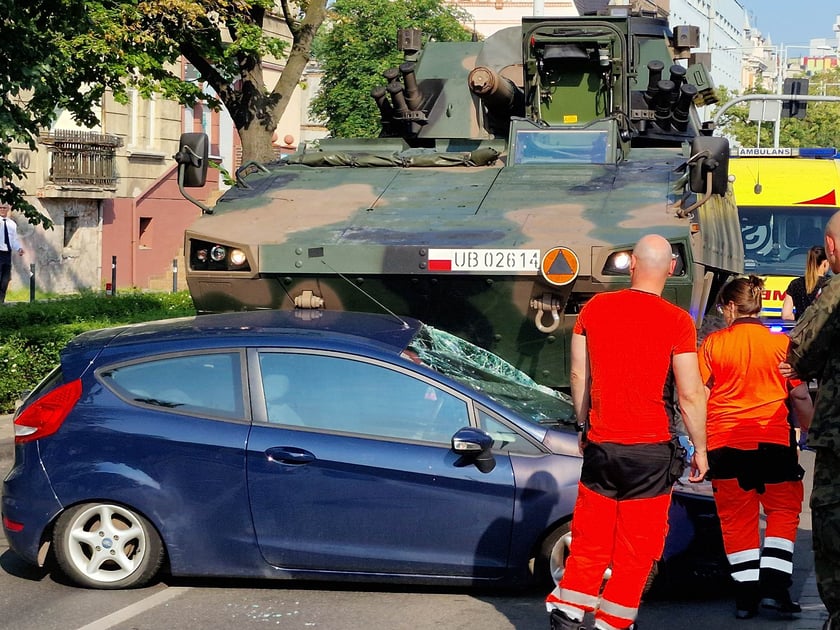 Zderzenie transportera opancerzonego typu Rosomak z autem osobowym