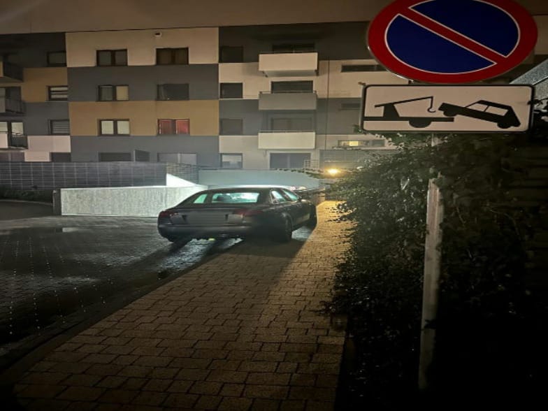 "Mistrzowie parkowania" z Wrocławia. Na zdjęciu widać auta zaparkowane na ulicach Wrocławia w nieprawidłowy sposób, w miejscach niedozwolonych