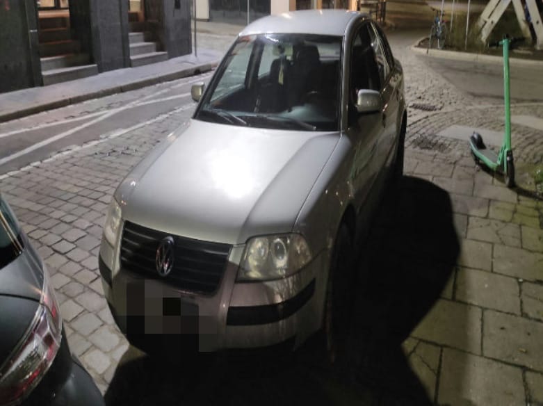 "Mistrzowie parkowania" z Wrocławia. Na zdjęciu widać auta zaparkowane na ulicach Wrocławia w nieprawidłowy sposób, w miejscach niedozwolonych