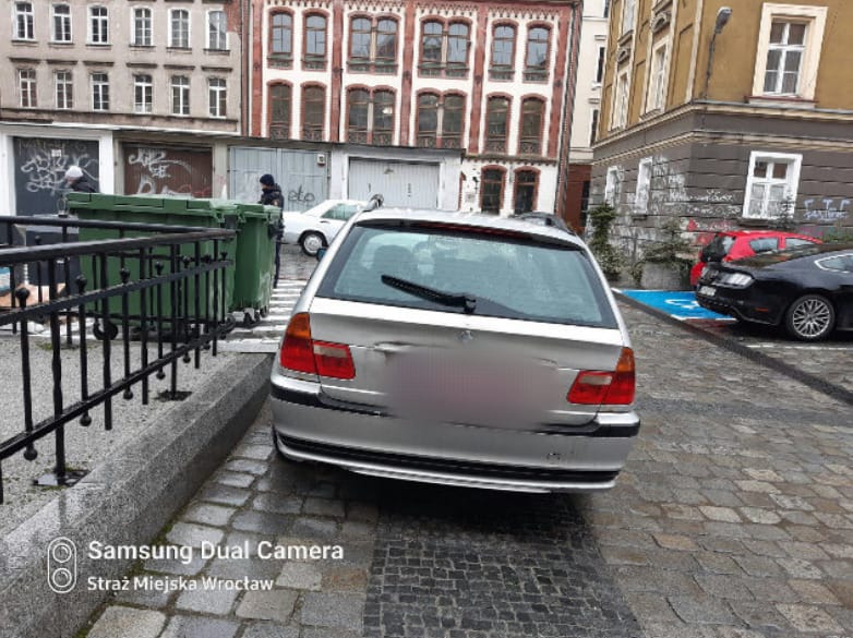 "Mistrzowie parkowania" z Wrocławia. Na zdjęciu widać auta zaparkowane na ulicach Wrocławia w nieprawidłowy sposób, w miejscach niedozwolonych