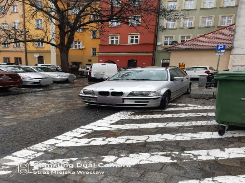 "Mistrzowie parkowania" z Wrocławia. Na zdjęciu widać auta zaparkowane na ulicach Wrocławia w nieprawidłowy sposób, w miejscach niedozwolonych