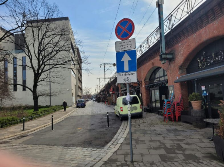 "Mistrzowie parkowania" z Wrocławia. Na zdjęciu widać auta zaparkowane na ulicach Wrocławia w nieprawidłowy sposób, w miejscach niedozwolonych