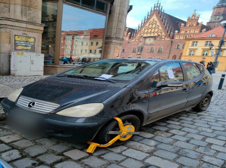 "Mistrzowie parkowania" z Wrocławia. Na zdjęciu widać auta zaparkowane na ulicach Wrocławia w nieprawidłowy sposób, w miejscach niedozwolonych