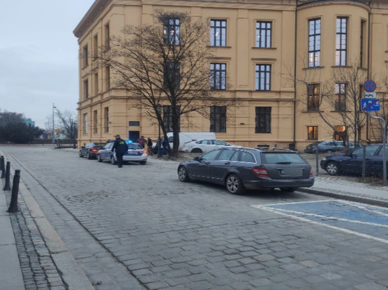 "Mistrzowie parkowania" z Wrocławia. Na zdjęciu widać auta zaparkowane na ulicach Wrocławia w nieprawidłowy sposób, w miejscach niedozwolonych