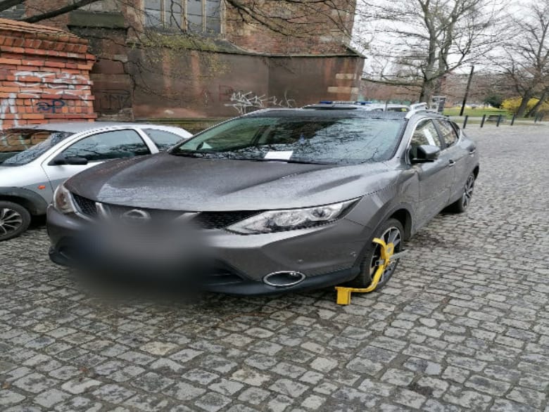 "Mistrzowie parkowania" z Wrocławia. Na zdjęciu widać auta zaparkowane na ulicach Wrocławia w nieprawidłowy sposób, w miejscach niedozwolonych