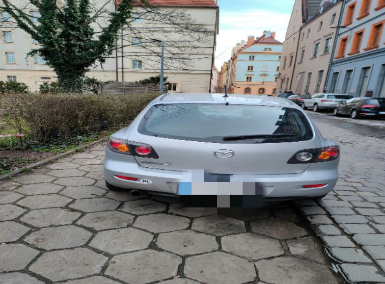 "Mistrzowie parkowania" z Wrocławia. Na zdjęciu widać auta zaparkowane na ulicach Wrocławia w nieprawidłowy sposób, w miejscach niedozwolonych