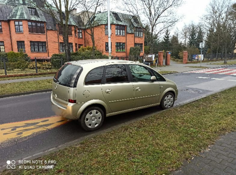 "Mistrzowie parkowania" z Wrocławia. Na zdjęciu widać auta zaparkowane na ulicach Wrocławia w nieprawidłowy sposób, w miejscach niedozwolonych