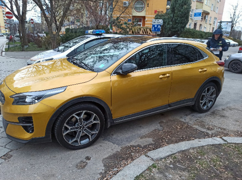 "Mistrzowie parkowania" z Wrocławia. Na zdjęciu widać auta zaparkowane na ulicach Wrocławia w nieprawidłowy sposób, w miejscach niedozwolonych