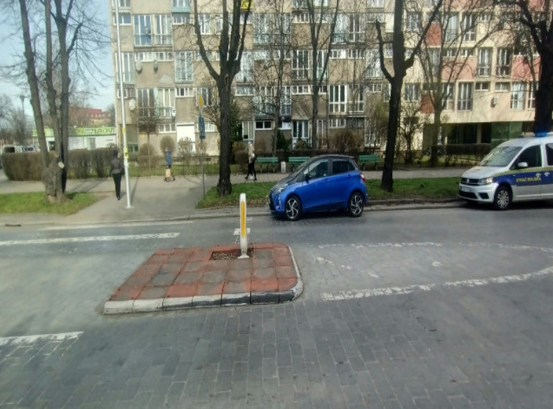 "Mistrzowie parkowania" z Wrocławia. Na zdjęciu widać auta zaparkowane na ulicach Wrocławia w nieprawidłowy sposób, w miejscach niedozwolonych