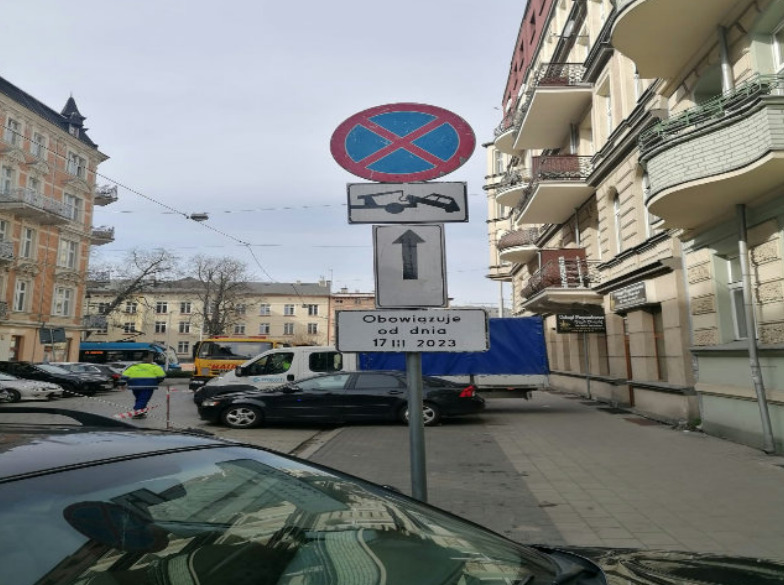 "Mistrzowie parkowania" z Wrocławia. Na zdjęciu widać auta zaparkowane na ulicach Wrocławia w nieprawidłowy sposób, w miejscach niedozwolonych
