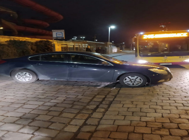 "Mistrzowie parkowania" z Wrocławia. Na zdjęciu widać auta zaparkowane na ulicach Wrocławia w nieprawidłowy sposób, w miejscach niedozwolonych