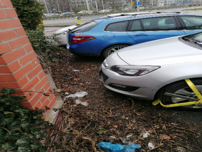 "Mistrzowie parkowania" z Wrocławia. Na zdjęciu widać auta zaparkowane na ulicach Wrocławia w nieprawidłowy sposób, w miejscach niedozwolonych