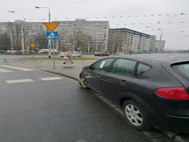 "Mistrzowie parkowania" z Wrocławia. Na zdjęciu widać auta zaparkowane na ulicach Wrocławia w nieprawidłowy sposób, w miejscach niedozwolonych